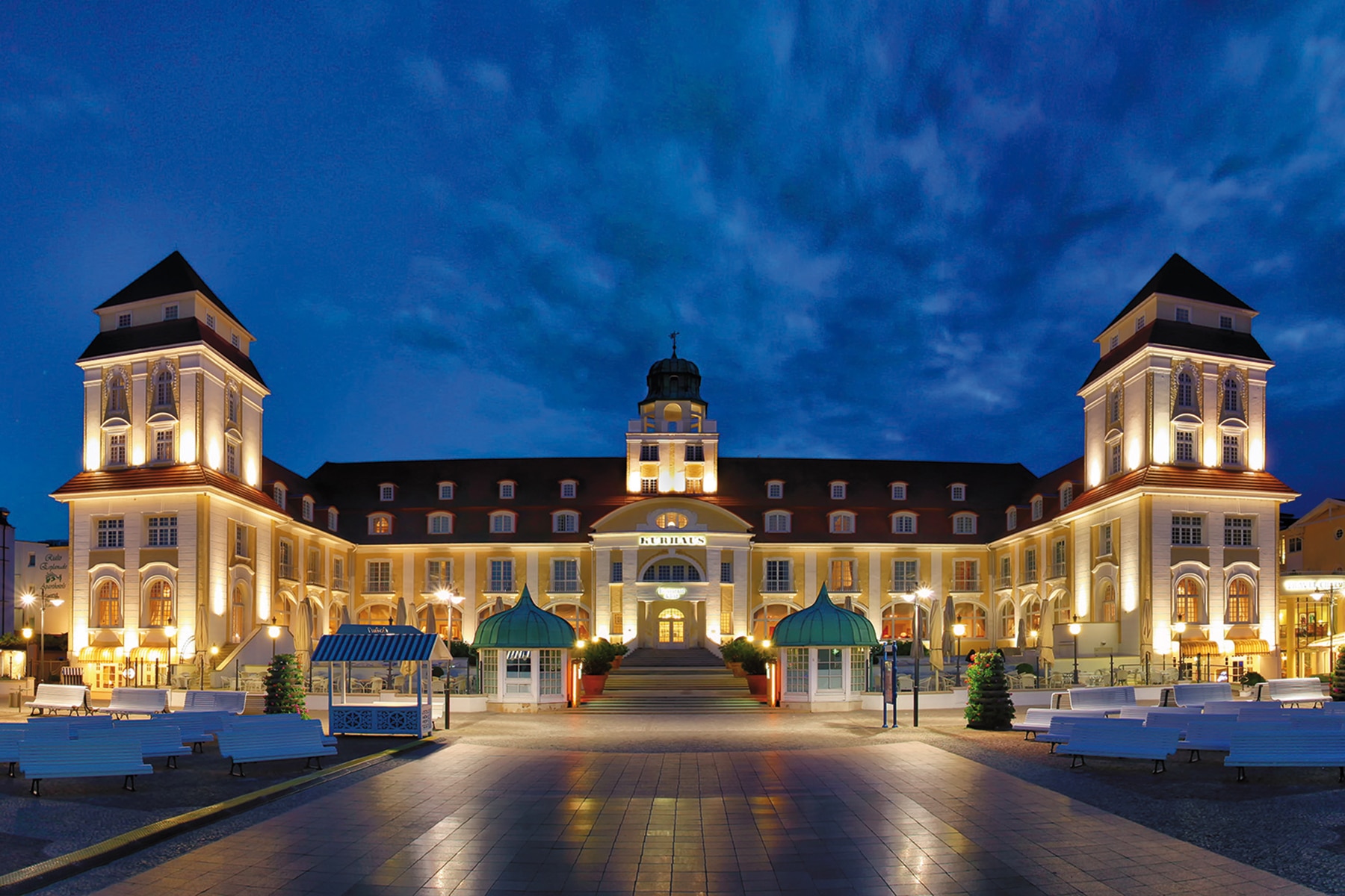 Hotelfront des Kurhauses bei Nacht