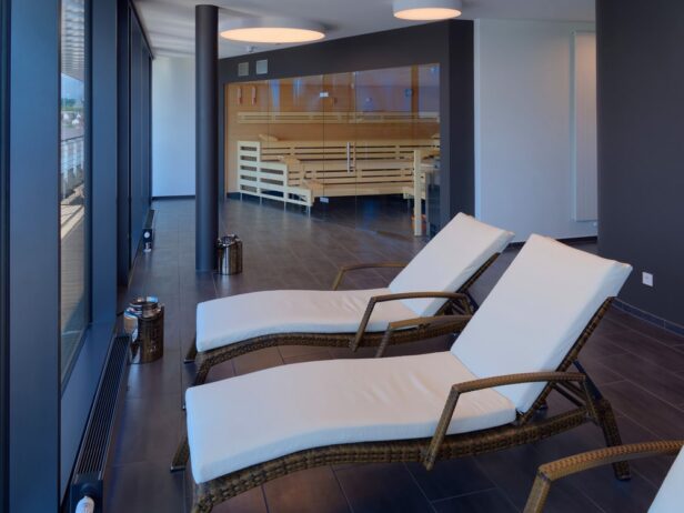 wellness im v8 hotel motorworld region stuttgart auf dem flugfeld boeblingen.