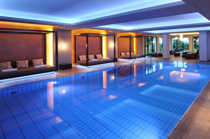 indoorpool mit daybetten