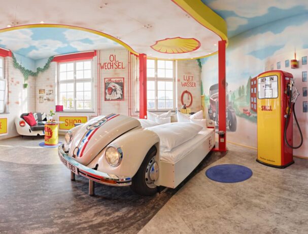 v8hotel herbie als bett im themenzimmer tankstelle. v8 hotel in der motorworld region stuttgart auf dem flugfeld boeblingen.