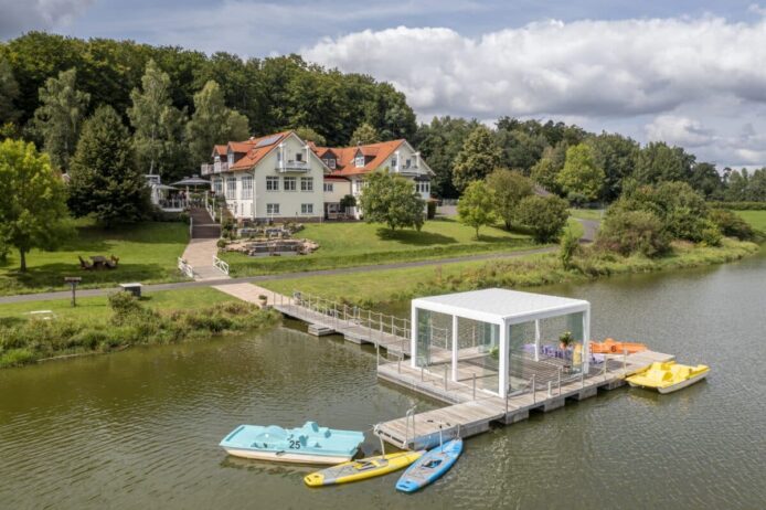 Das Lakeside Resort Michaela: Das Seehotel