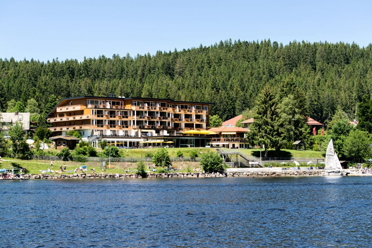 Außenansicht im Seehotel Wiesler am Titisee im Schwarzwald