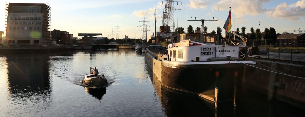 Kanal 77 in Hamburg auf historischen Binnenschiff